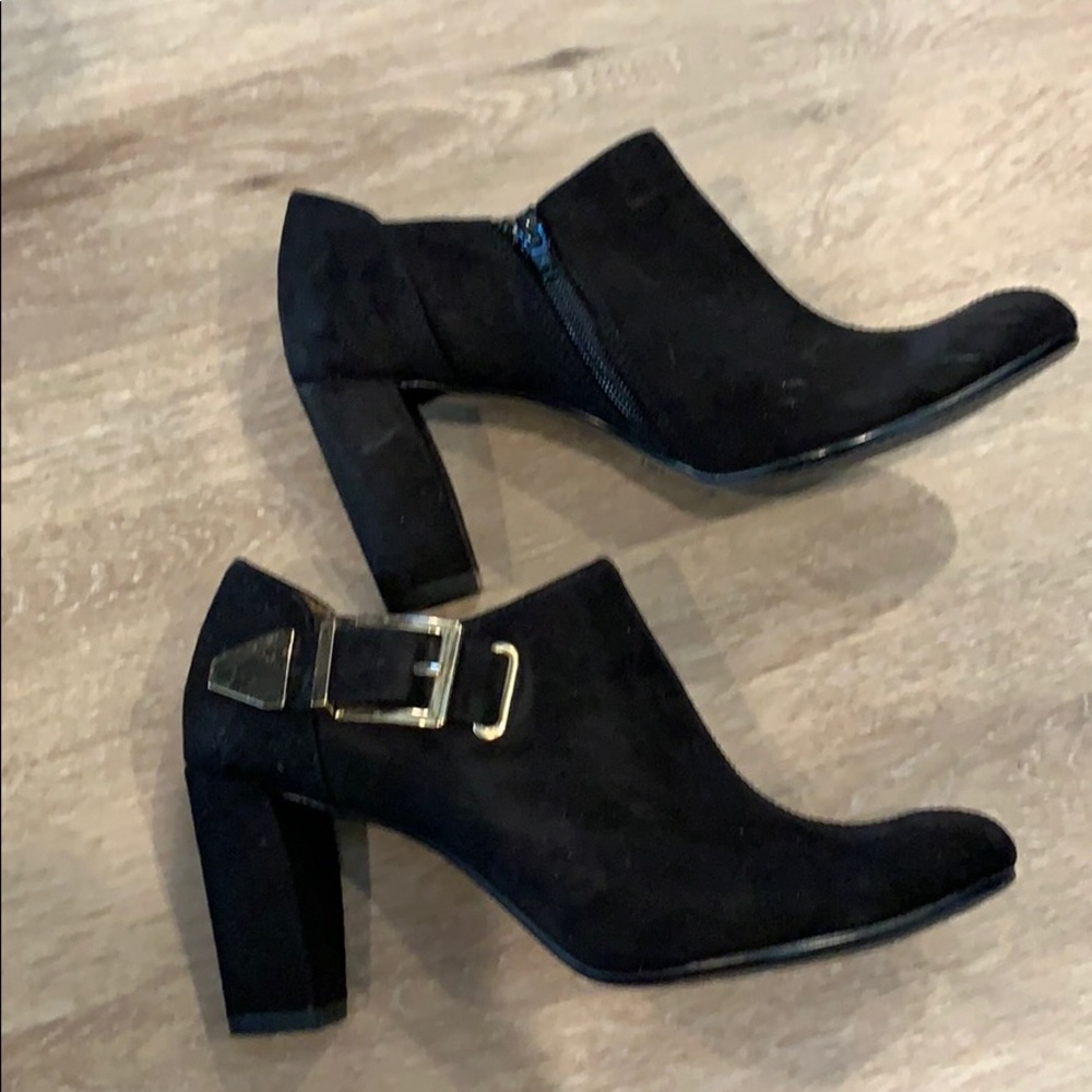 Aerosol booties with buckle detail size 7